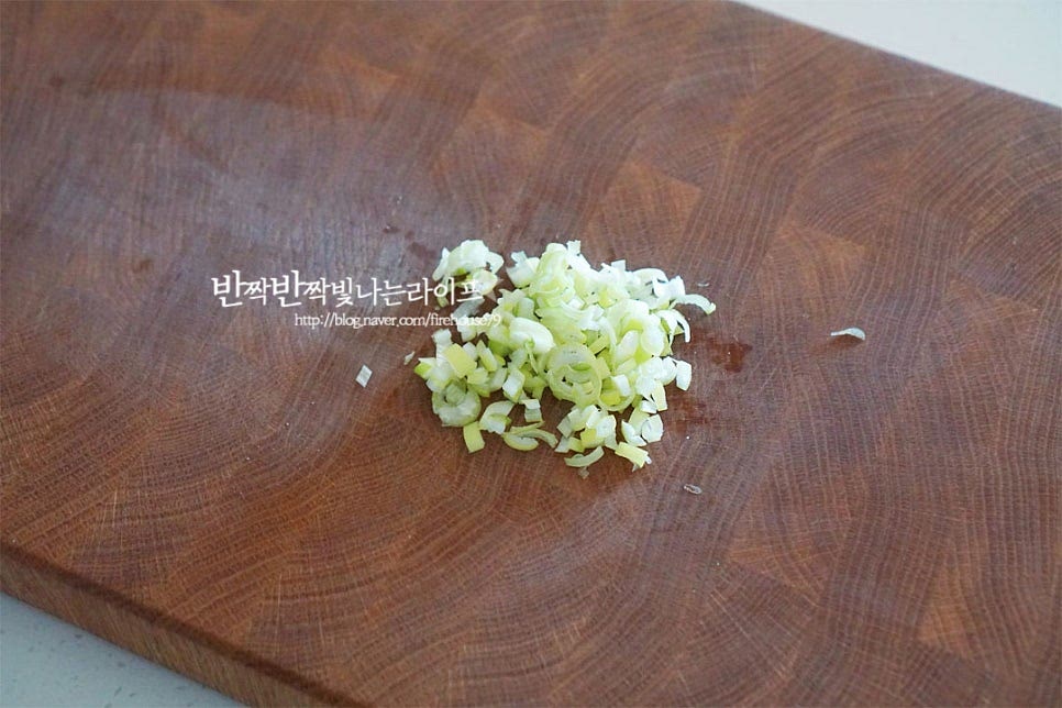 고추찜 찌는 동안 양념을 만들어줍니다. 대파는 잘게 다져 썰어 준비합니다. 고춧가루 1 큰 술, 양조간장 1 큰 술 참치액 1/2 큰 술, 간 마늘 1/2 큰 술 매실액 1 큰 술, 올리고당 1 작은 술 참기름 1 큰 술, 통깨 약간 다진 파 2 큰 술을 넣어줍니다. 재료가 어우러지도록 잘 섞어줍니다. 간장과 참치액을 섞어 감칠맛을 더하고 매실액이 조금 들어가면 농도가 조절되고 단맛도 깊어집니다.