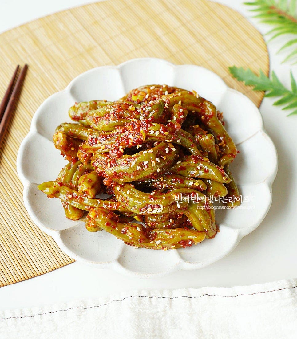 완성된 꽈리고추찜은 접시에 푸짐하게 담아 통깨를 뿌려 마무리합니다. 풋풋한 고추의 향과 매콤함이 짭조름하게 어우러지는 맛과 식감이 맛있어요. 영상도 같이 담았어요. 여름반찬으로 간단하게 만들어 먹기 좋으며 촉촉하게 찌고 쫀득 아삭하게 무치면 제철 꽈리고추요리를 푸짐하게 맛볼 수 있어요. 맛있게 만들어드세요. 끄읕 !