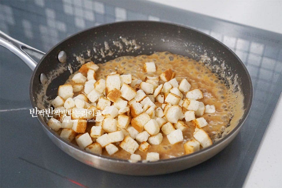 타지 않도록 불을 끄거나 약한 불로 낮추어 구워둔 식빵을 넣고 버무려줍니다. 전체적으로 골고루 어우러지도록 버무려요. 종이호일에 펼쳐 올려 식혀주면 바삭하고 달콤한 카라멜 식빵 팝콘 완성입니다. 한입에 쏙 집어먹는 즐거움이 있는 달달함은 아이 어른 모두가 좋아하는 맛이라 간식으로 만들어 먹기도 좋아요. 바삭하면서 달달한 향이 가득해요. 영상도 같이 담았어요. 식빵으로 만들 수 있는 여러 가지 요리 중에서도 간단하게 달콤한 맛을 더해 맛볼 수 있는 레시피로 하나둘 자꾸만 집어먹게 되는 맛이랍니다. 간단한 간식 만들기 식빵팝콘에 카라멜소스를 곁들여 달콤하고 바삭하게 즐겨보세요. 끄읕 !