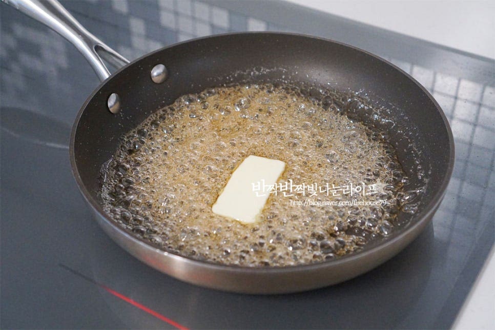 갈색으로 만들어지면 버터 1 큰 술을 넣고 녹여줍니다. 버터가 녹을 수 있도록 팬을 가볍게 흔들어주어도 됩니다. 손잡이를 잡고 살짝 둘러주면 자연스럽게 녹아 어우러집니다. 젓지 않고 녹을 수 있도록 해주세요. 버터가 녹으면서 색이 더 진해져요.