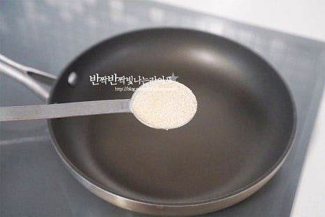 팬을 정리한 뒤 설탕 4 큰 술, 물 3 큰 술을 넣어줍니다. 중약 불로 끓여주는데요. 이때 중요한 것이 섞지 않고 그대로 녹여 끓여주는 것입니다. 섞게 되면 단단하게 굳을 수 있어 저절로 어우러질 수 있도록 끓여주면 됩니다. 설탕이 녹고 수분이 날아가면서 점점 시럽의 농도가 진해집니다. 끓이다 보면 갈색빛이 도는데 그때까지 끓여줍니다.