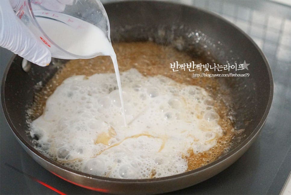 우유 4 큰 술을 부어줍니다. 이때 우유는 차갑지 않은 상태로 실온에서 냉기를 빼주거나 전자레인지로 20~30초 데워 따뜻한 정도가 좋습니다. 찬 우유를 바로 붓게 되면 파르르 튀어오를 수 있어요. 우유의 수분을 날려가며 덩어리지지 않게 섞어줍니다. 섞어서 끓이다 보면 걸쭉한 시럽이 만들어진답니다.