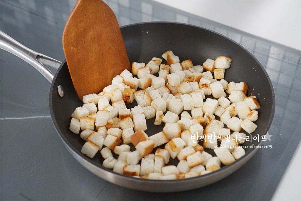 달군 팬에 가볍게 볶아 수분을 날려주고 겉을 바삭바삭하게 해줍니다. 타지 않게 중약 불로 구워주었어요. 바삭한 식감이 나면 덜어 담아두는데 눅눅해지지 않도록 펼쳐서 담아주세요.