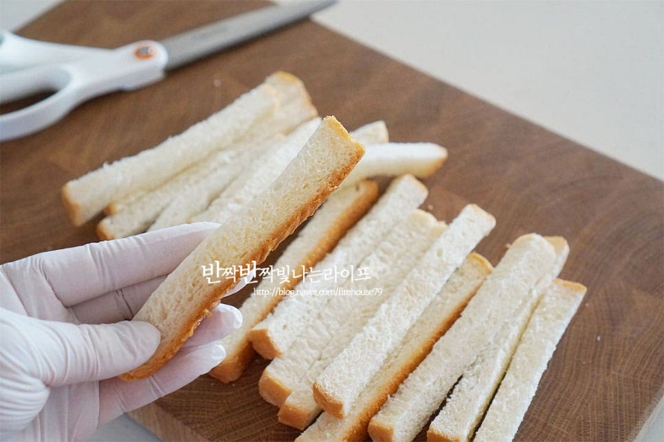 남는 식빵이 있다면 간단한 레시피로 만들어 먹기 좋은 요리로 먼저 식빵은 한 입 크기로 잘라줍니다. 가위나 칼을 사용하여 길게 자른 뒤 사각형 모양으로 네모나게 잘라줍니다. 모양은 마치 크루통을 만드는 것과 비슷한데 카라멜팝콘처럼 달콤한 시럽으로 코팅을 해줄 것이랍니다. 집어먹기 좋은 크기로 자르면 됩니다.