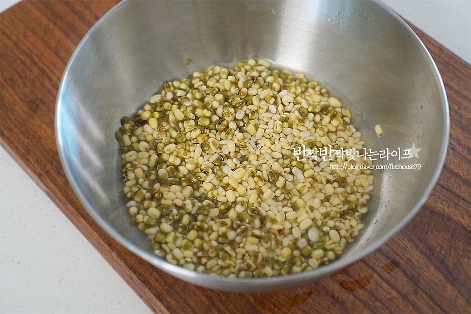 하나, 깐녹두를 준비했습니다. 국산같은 경우 거피되었다고 해도 초록 껍질이 남아있는데요. 불려서 가볍게 씻어주시면 어느 정도 제거되며 껍질에도 영양이 있어 같이 갈아 넣어주셔도 좋아요. 저는 미리 깨끗하게 씻어준 뒤 3배 정도의 물을 부어준 뒤 5시간 정도 불려주었습니다. 3시간 이상은 충분히 불려주셔야 죽을 끓이기 좋습니다. 가볍게 살살 흔들어주면 껍질이 자연스럽게 벗겨져요. 껍질을 제거하려고 너무 세게 흔들면 알갱이가 부서져버리니 살살 제거할 수 있는 정도만 제거해 주시면 됩니다. 찹쌀 역시 불려주시면 되는데요. 30분~1시간 정도 불려주세요. 찹쌀 대신 맵쌀도 좋습니다.