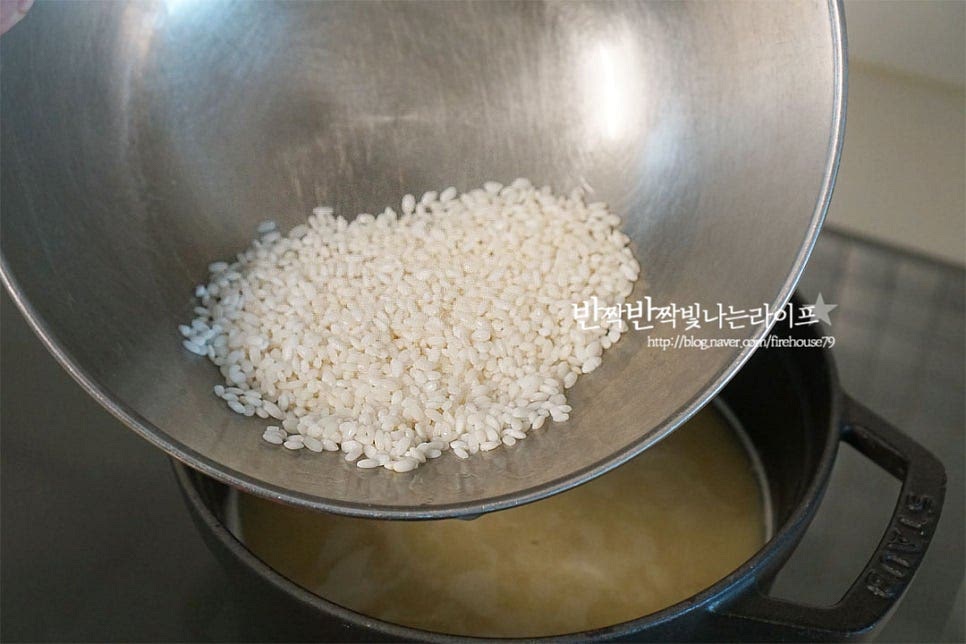 갈아준 뒤 다시 불을 켜고 불린 찹쌀을 넣어줍니다. 쌀알을 넣고부터는 눌어붙지 않도록 정성을 추가하여 저어가며 끓여주세요. 저는 따로 물을 추가하지 않고 농도가 맞았는데 농도에 따라 물을 추가해 주셔도 좋습니다. 중약불에서 계속 저어가며 끓여줍니다. 쌀알이 풀리면서 용암처럼 끓어오르는데요. 화상에 주의하여 약불로 낮추어 끓여줍니다. 간을 보고 소금으로 간을 맞추어 주세요. 농도가 진해지면서 부드럽게 익으면 불을 꺼줍니다. 죽은 뜨겁게 끓어오를 때보다 한 김 식으면 농도가 더 진해집니다. 먹기 좋게 그릇에 담아줍니다. 대추 고명도 같이 올려주었어요. 영상도 같이 담았어요. 부드러우면서 담백 고소한 맛이 좋아요. 뜨거울 때 드셔도 좋지만 별미로 드신다면 차갑게 드셔도 맛나요. 녹두죽 쑤기 맵쌀보다 찹쌀이 들어가면 조금 더 진득한 맛이 있어요. 녹두죽 끓이는법 맛있게 요리해 드세요^^ 끄읕 !