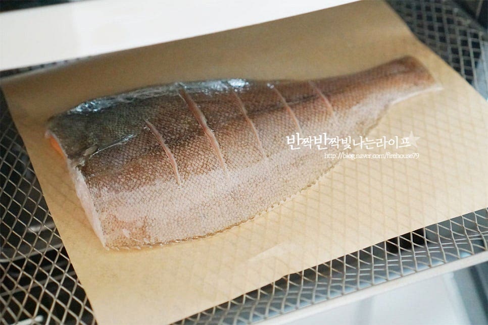 에어프라이어 생선굽기는 팬에 굽는 것보다 정말 간단하죠. 200도 10분, 뒤집어 10분 20분 내외로 구워주시면 됩니다. 기기의 사양과 생선의 크기나 두께에 따라 시간을 조절하여 구워주세요. 중간에 한번 뒤집에 앞뒤로 노릇하게 구워줍니다. 저는 살이 두툼하기도 하고 바삭하게 먹고싶어 총 25분 정도 구웠습니다. 껍질 부분은 바삭하면서 속은 촉촉하게 잘 구워졌어요. 이제 맛있게 먹기만 하면 된답니다. 레몬 한 조각 있음 가볍게 뿌려주시면 산뜻하게 풍미가 좋아요. 바삭하게 구워진 가자미는 담백하고 부드러운 살에 고소함이 더해져 맛나요~ 영상도 같이 담았어요. 알배기 가자미라서 에프로 구워주면 속까지 익히기 좋아요. 껍질 부분까지 식감이 좋아서 아이가 정말 좋아하는 생선반찬이에요. 칼집 부분을 중심으로 살을 발라먹음 딱 먹기 좋게 발라진답니다. 가자미구이 맛있게 구워 즐겨보세요^^ 끄읕 !