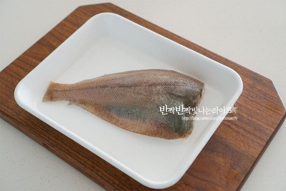 가자미는 보통 마트나 시장에서 살 때 구이, 조림 등의 용도에 따라 먹기 좋게 손질하여 주는데요. 비늘을 제거하고 지느러미와 머리, 내장을 구이용으로 손질해 주셨답니다. 쌀뜨물에 살살 문질러 씻어줍니다. 쌀뜨물이 없다면 생략 가능해요. 키친타월로 물기를 꼼꼼하게 제거해 줍니다. 먹기 좋게 작은 지느러미도 잘라내어 주었어요. 지느러미 손질은 가위로 하시면 간편합니다. 칼집을 넣어줍니다. 간을 하지 않은 것이라면 천일염을 뿌려 밑간해 주시고, 구이용으로 간이 된 것이라면 그대로 구워주시면 됩니다.