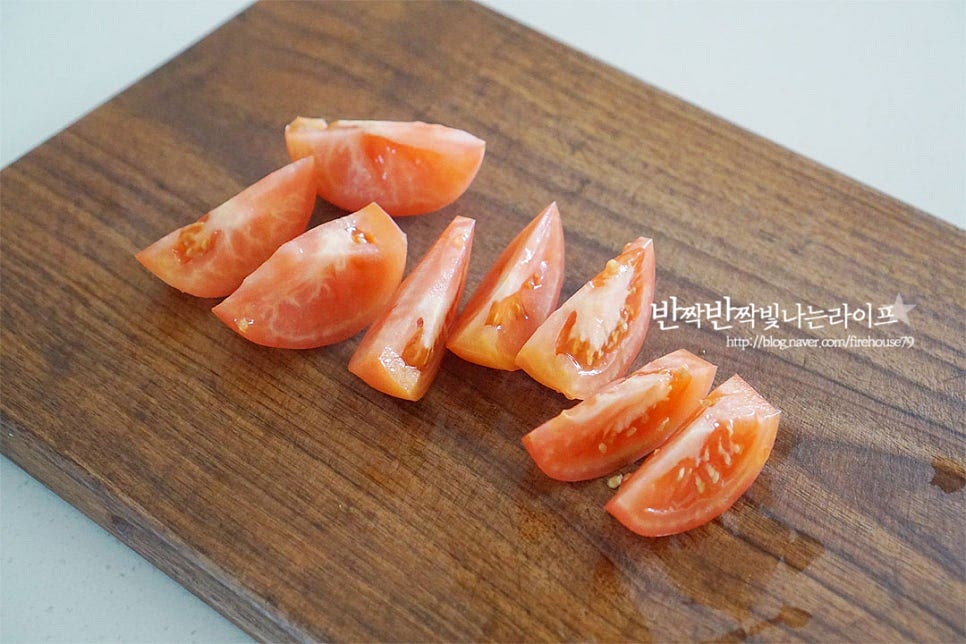 간단한 몇 가지로 토마토 살사소스 만들기 시작해요. 토마토는 완숙으로 준비한 뒤 꼭지를 제거하고 깨끗하게 씻어 물기를 닦아줍니다. 반으로 자른 뒤 4등분 해주었어요. 살사소스에 넣어 줄 것은 잘게 다져주어야 하는데요. 먼저 씨와 속을 긁어내어 줍니다. 씨 부분이 들어가면 물이 생기기 쉬워 깔끔하게 만들기 위해 숟가락으로 빼주었습니다. 그리고 잘게 다이스 하여 줍니다.