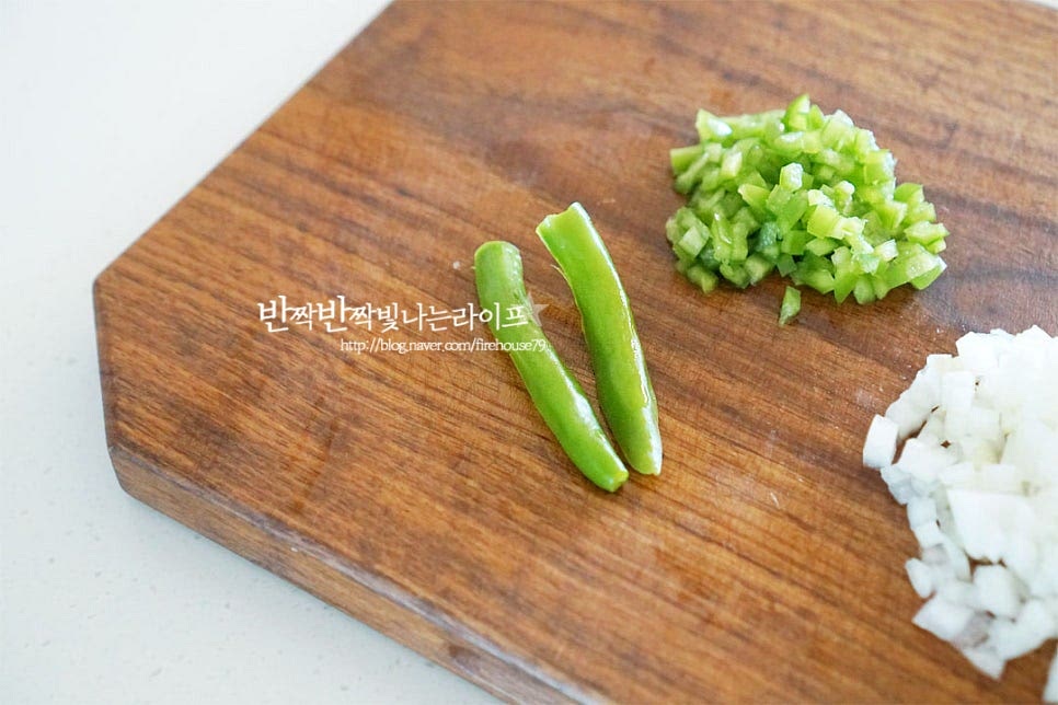 매콤한 맛을 더해주는 청양고추 또는 할라피뇨를 넣어주는데요. 청양고추는 반으로 잘라 가운데 씨를 제거하고 잘게 썰어주었습니다. 양파와 피망도 모두 잘게 다져 썰어줍니다. 향을 더해주는 향신 재료도 넣어주는데요. 고수 또는 이태리 파슬리를 잘게 잘라줍니다. 저는 고수를 넣어주었는데 넣고거나 넣지않고에 따라 풍미가 확 다르게 느껴진답니다.