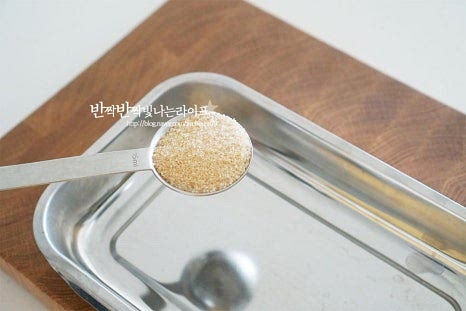 넓은 볼에 양념을 섞어 초벌한 돼지를 버무려줄 것이에요. 진간장 3 큰 술, 굴소스 1/2 큰 술 황설탕 1½ 큰 술, 조청(물역) 2 큰 술 간 마늘 1 큰 술, 생강가루 두 꼬집 맛술 2 큰 술, 참기름 1 큰 술 후추 약간 뿌려 줍니다. 설탕 입자가 녹을 수 있도록 섞어줍니다. 간을 보고 짠맛과 단맛을 맞추어 줍니다. 달짝지근하고 짭조름한 간장소스가 쪽갈비의 고소한 육향과 잘 어울린답니다. 초벌로 구워준 재료를 넣고 소스를 골고루 버무려줍니다.