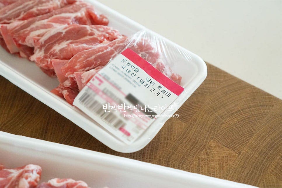 쪽갈비는 돼지 갈비 부위 중에서도 머리에 가까운 위쪽 부위로 담백하고 부드러우며 육향이 진하여 고소한 감칠맛이 풍부하여 주로 구이나 찜 등으로 요리해 먹곤 하는데요. 오늘은 에어프라이어로 간단하며 단짠의 양념을 더한 쪽갈비구이를 만들어보도록 해요. 넉넉한 크기의 볼에 돼지고기가 잠길 정도로 물을 붓고 흐르는 물에 가볍게 헹군 쪽갈비를 담가 30~40분 핏물을 빼줍니다. 중간에 두세 번 물을 갈아주었습니다. 핏물을 제거한 뒤 불순물과 돼지 누린내를 잡아주기 위해 끓는 물에 삶아 데쳐줄 것이랍니다. 냄비에 물 1L를 붓고 대파 초록 부분, 월계수잎 1장 통후추 8알을 넣고 끓여줍니다. 끓으면 고기와 생강술(청주) 2 큰 술 넣고 데쳐줍니다. 센 불로 10분 끓여주었어요. 바로 구워서 요리하면 다소 식감이 질길 수 있고 뼈에 붙어 있는 부위라 불순물과 잡냄새를 잡아주는 전처리를 해주었습니다. 뼈 부분을 눌러보았을 때 핏물이 새어나지 않으면 됩니다. 흐르는 물에 꼼꼼하게 씻어 깔끔하게 손질해 주었습니다.