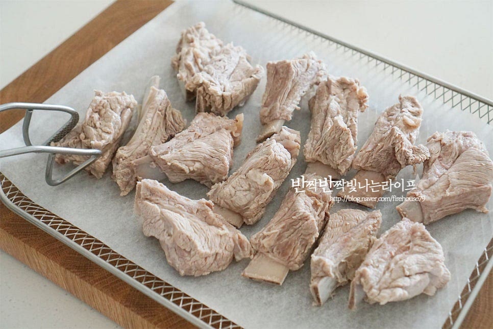 데친 고기를 에어프라이어로 초벌구이 해줍니다. 트레이에 종이호일을 깔고 겹치지 않게 올려줍니다. 190도 5분 구워줍니다. 뜨거울 열로 구워지면서 갈비의 기름이 나와 겉이 약간 익은 상태입니다.