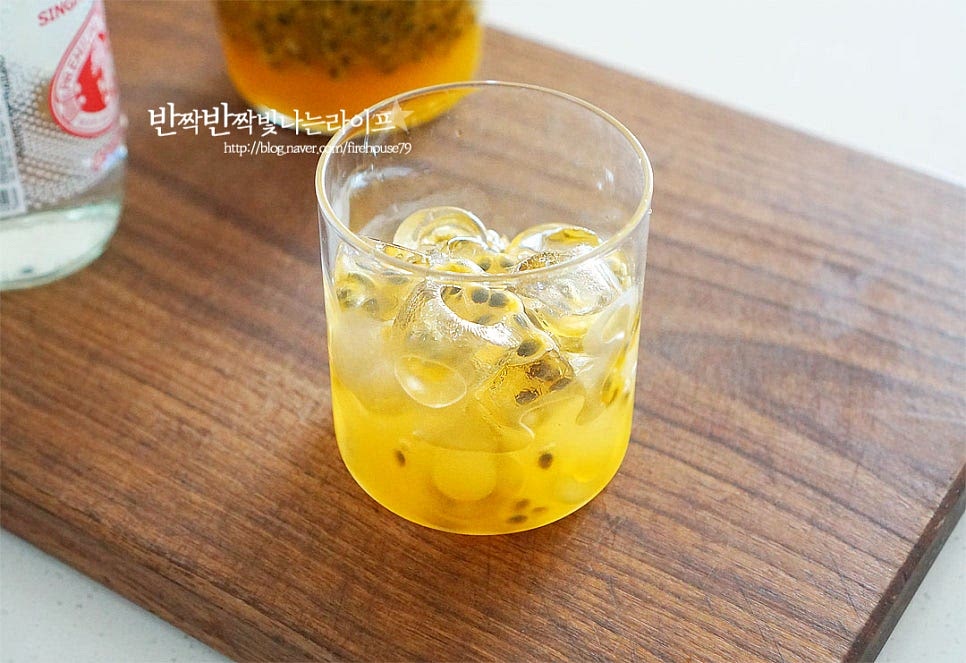 얼음 잔에 패션후르츠청을 취향껏 넣고 탄산수를 부어 에이드를 만들어 줍니다. 뜨거운 물을 부어 티로 마셔도 되지만 청량감을 더해 시원하게 마시면 씨가 톡톡 느껴지는 식감도 재미있고 새콤달콤 향을 제대로 맛볼 수 있는 것 같아요~ 애플민트 올려서 마시면 근사한 홈카페가 완성되는데요. 시트러스함에 달콤함이 어우러지면서 맛나요. 영상도 같이 담았어요. 신맛이 얼음설탕 단맛과 녹아들면서 달콤함이 깊어지는데요. 그러면서 느껴지는 새콤달콤한 맛과 향이 맛있어요. 상큼한 패션후르츠청과 에이드로 여름을 시원하게 즐겨보세요^^ 끄읕 !