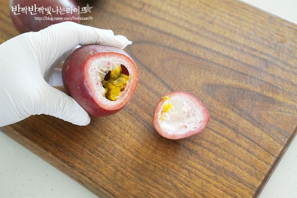 백향과 먹는법은 윗부분을 약간 잘라 과육을 그대로 수저로 떠드시면 되는데요. 기호에 따라 저와 같이 백향과청을 만들어도 되며 요거트 토핑이나 샐러드 드레싱 등으로 요리해드셔도 좋습니다. 뚜껑을 열어주듯이 윗부분만 잘라내어주면 과육이 흘러내리지 않게 자를 수 있어요. 숟가락을 이용하여 속을 파서 그릇에 담아줍니다. 이때 안쪽의 하얀 부분이 들어가지 않아야 쓴맛 없이 새콤달콤 만들 수 있습니다. 주황빛 속만 파내어 주세요.