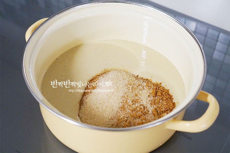 은은하게 단맛을 더해주기 위해 황설탕과 마스코바도(흑설탕)을 섞어 넣어줍니다. 설탕은 좋아하는 맛에 따라 넣으면 되는데 진한 색을 내고 달콤한 풍미를 위해 마스코바도를 넣어주었어요. 밤의 양 40~50% 설탕량을 넣어주고 단맛 정도에 따라 추가해주셔도 좋아요. 타지 않도록 중불에서 설탕을 녹인 뒤 끓어오르면 중약 불로 낮추어 수분을 날려가며 뭉근하게 끓여줍니다. 중간중간 계속 저어가며 끓여야 타거나 눌어붙지 않게 만들 수 있습니다. 끓일수록 색이 진해지고 걸쭉해지는 게 느껴집니다. 시나몬 파우더를 약간 넣어주면 향이 더 풍부해지는데요. 호불호가 있는 재료이므로 좋아한다면 추가해 주세요. 거품이 튀어 오르면서 수분이 날아가 걸쭉한 정도가 진해지면 되는데요. 차가운 물에 떨어뜨려보았을 때 퍼지지 않고 모양이 유지되는 정도면 됩니다. 너무 오래 끓여도 식감이 단단해지니 걸쭉하게 떨어지는 농도에서 굳히면 앙금같이 부드럽고 힘 있는 식감이 됩니다.