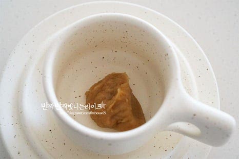 적당량의 밤페이스트를 잔에 담고 따뜻하게 데운 우유를 부어줍니다. 덩어리지지 않게 잘 풀어주면 간단하게 라떼까지 즐길 수 있습니다. 완성된 밤라떼 위에 시나몬파우더 약간 곁들이면 추운 날 따뜻하고 달콤함이 든든하게 채워준답니다. 양상도 같이 담았어요. 밤페이스트는 고소한 밤이 통째로 들어가 진한 맛과 함께 은은하게 느껴지는 단맛이 맛있어요. 빵 위에 발라먹어도 좋고, 우유와 함께 라떼로 즐기거나 요거트, 베이킹 등에 활용하기도 좋답니다. 달콤하고 고소한 밤잼 만들기 삶은밤으로 맛있게 요리해드세요. 끄읕 !