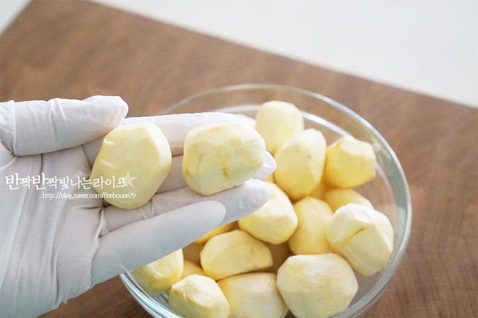 밤페이스트를 만들 때 껍질째 삶은 뒤 속을 파내어주거나 깐 밤을 삶아 익혀주면 되는데요. 오늘은 간단하게 깐밤을 준비했습니다. 번거롭지만 껍질째 삶아서 속을 파낸 것이 조금 더 맛이 깊은 것 같아요. 껍질을 벗겨진 것을 산 것이라 흐르는 물에 가볍게 헹구어 줍니다. 냄비에 잠길 정도로 물 500ml를 붓고 황설탕 2 큰 술을 넣어줍니다. 푹 삶아서 익혀줍니다. 센 불로 끓이다가 끓어오르기 시작하면 중불로 낮추어 25~30분 삶아줍니다. 30분 삶아주니 속까지 잘 익었어요. 모두 익어야 부드럽고 고소한 맛이 좋습니다.