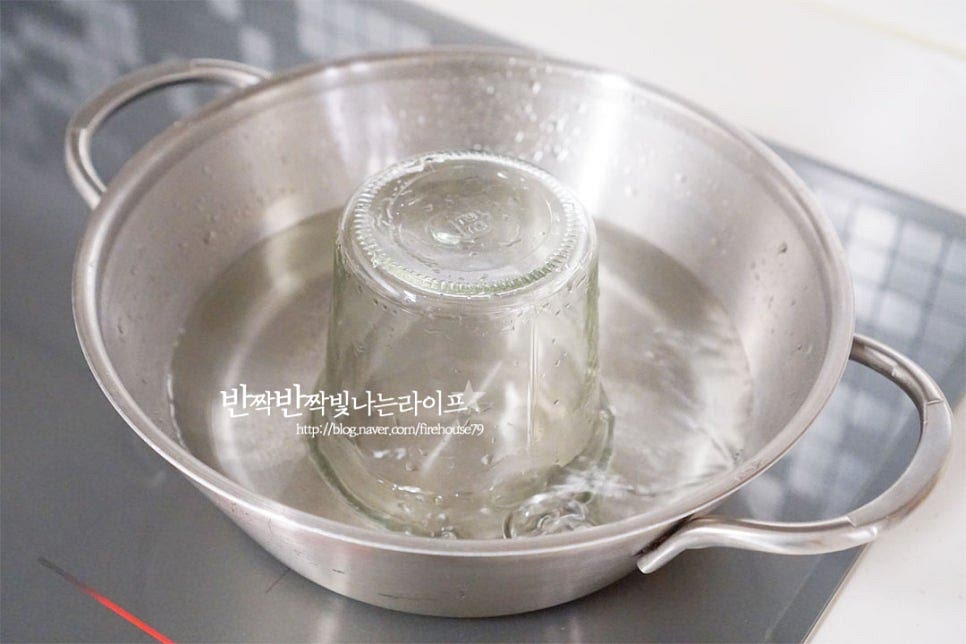 보관한 밀폐 유리병은 곰팡이가 생기지 않게 열탕소독한 뒤 물기를 건조해 줍니다. 유리병에 담아줍니다. 우유가 들어간 밤잼은 다른 종류의 잼보다는 보관 기간이 짧은데요. 10일 이내로 먹는 것이 좋으며 장기 보관 시 냉동 보관해 주세요.