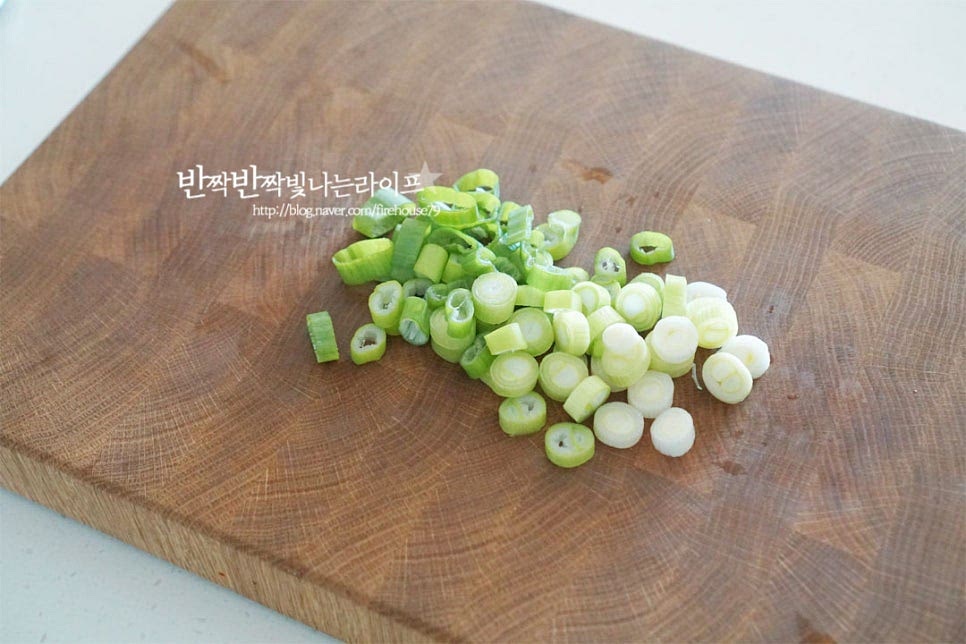 대파는 0.3cm 두께로 송송 썰어줍니다. 아이가 먹을 것이라 생략했는데 매콤 칼칼하게 입맛을 돋우는 청양고추도 송송 썰어 넣어도 좋습니다.