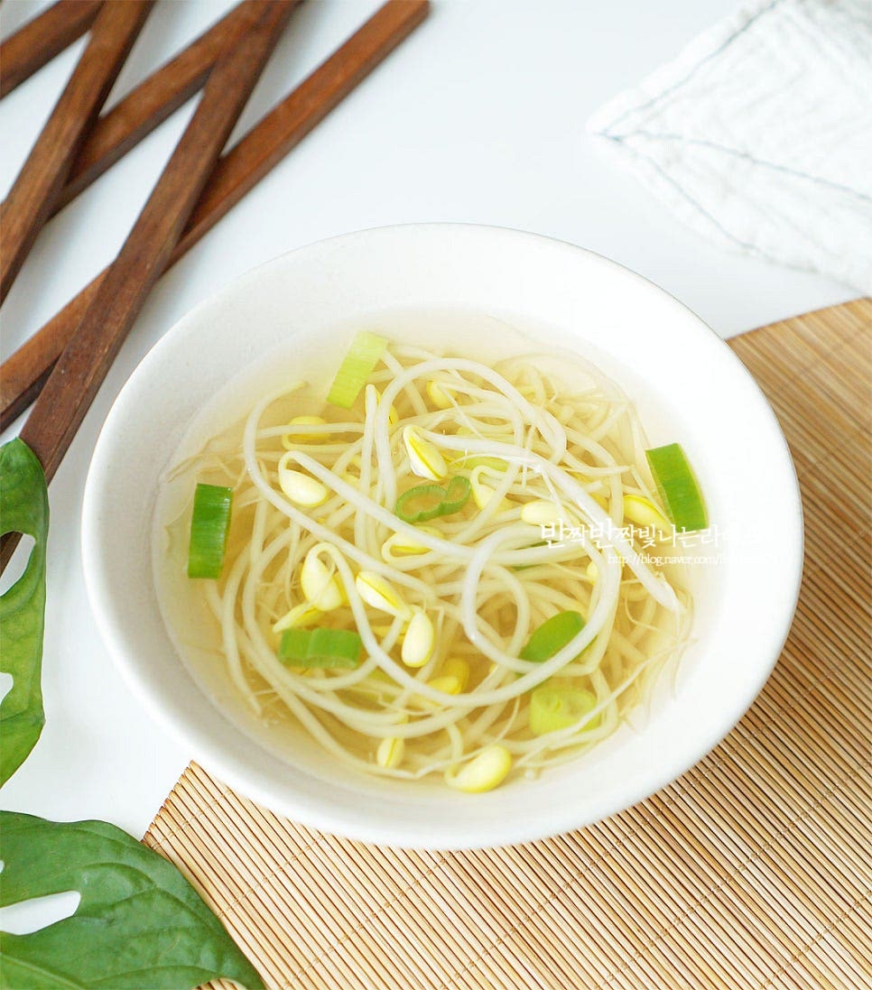 백종원 콩나물국은 레시피 과정이 복잡하지 않아 바쁜 아침 시간에도 간단하게 만들 수 있으며 콩나물 특유의 시원한 감칠맛과 담백한 맛을 즐길 수 있어요. 밥이랑 김치만 곁들여도 속이 든든해진답니다. 영상도 같이 담았어요. 콩나물은 비린내가 나지 않게 뚜껑을 열고 아삭아삭 시원하게 요리하고 양념 간을 해준 뒤 대파나 고추로 풍미를 살려 완성합니다. 맑고 시원한 국물맛에 속까지 든든해지는 콩나물국 레시피로 맛있게 요리해드세요. 끄읕 !