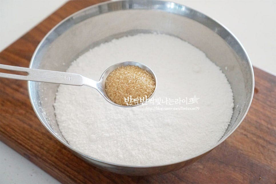 설기떡을 만들 때 멥쌀가루가 들어가는데요. 건식과 습식 두 가지 종류가 있어요. 건식 같은 경우 마른 상태라 물을 넣어가며 농도를 맞추어 주어야 하기 때문에 떡만들기에 익숙하지 않다면 습식 가루로 만드시는 게 좋습니다. 방앗간에서 습식가루를 사시거나 인터넷으로 냉동으로 된 걸 주문하셔도 좋아요. 불린 멥쌀을 갈아 넣으셔도 되고요. 멥쌀가루에 소금 간이 되어있다면 약간의 설탕을 더해 간을 해주시면 되고, 저와 같이 간이 전혀 되지 않은 것이라면 소금+설탕을 넣어 맛을 더해주세요. 설탕만 넣지 않고 소금을 같이 넣어주셔야 단맛이 더 풍부합니다. 황설탕 3~4 큰 술, 소금 1/2 작은 술 넣어 줍니다. 간은 기호에 따라 가감하여 주세요. 설탕은 많이 넣으시면 끈적해질 수 있습니다. 간이 어우러지도록 잘 섞어줍니다. 체에 한번 내려줍니다. 체에 내려 공기가 들어가면 식감이 진득하지 않고 더 맛있어요. 습식가루이기 때문에 따로 물을 더하지 않아도 됩니다. 가루를 손으로 뭉쳐보았을 때 뭉쳐지면서 다시 가루로 보슬하게 풀어지는 정도의 수분을 머금으면 됩니다.