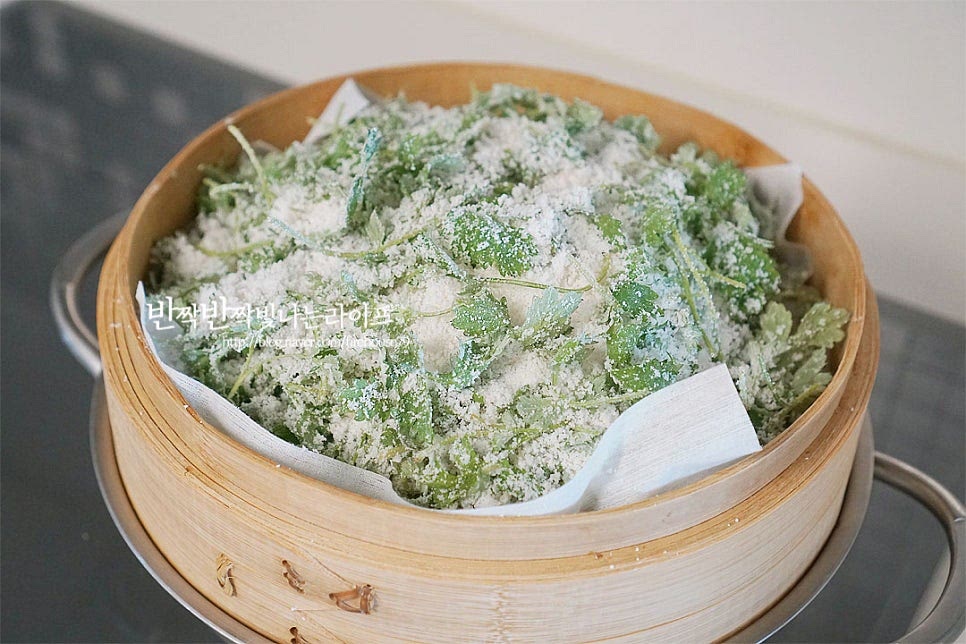 김이 오른 냄비에 찜기를 올리고 20분 쪄줍니다. 뚜껑으로 물이 떨어지지 않게 면포를 감싸 쪄주었습니다. 20분 쪄준 뒤 5분 뜸을 들여 열어보면 딱 먹기 좋게 잘 익었어요. 쑥향이 어쩜 이리 향긋한지 온 집안 가득 쑥떡한 분위기가 납니다~ 간단하게 대추 고명을 올려주었는데 기호에 따라 팥이나 콩, 건과일 등 다양하게 곁들여 주셔도 좋습니다. 영상도 같이 담았어요. 쫄깃하면서도 촉촉한 설기에 쑥향이 가득 스며든 맛은 어린 시절 추억이 떠오르는 맛인데요. 떡 중에서도 집에서 만들기 어렵지 않아 봄엔 이렇게 만들어 먹음 별미에요. 쑥떡만들기 맛있게 만들어 드세요^^ 끄읕 !