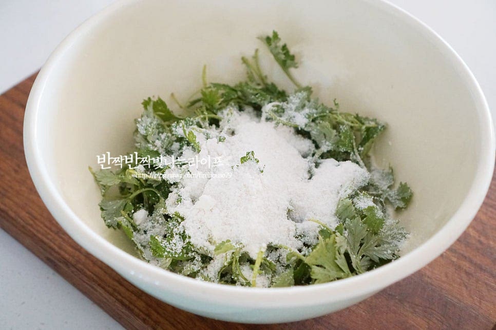 한 번에 덩어리지지 않도록 쑥을 2~3번 나누어 넣어가며 가루와 버무려줍니다. 물기를 완전히 제거하지 않은 쑥이라 자연스럽게 멥쌀가루와 어우러집니다. 세 번 나누어 버무려 주었습니다. 너무 세게 버무리면 풋내가 날 수 있으니 살살 흔들어가며 버무려주세요. 쑥이 많은 게 좋다면 쑥을 넉넉히, 설기떡이 좋다면 멥쌀가루 비율을 늘여 넣어주시면 되어요.