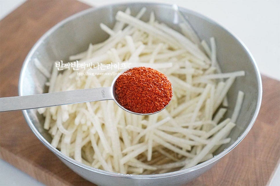 고춧가루 5 큰 술을 넣어줍니다. 빨간색 고춧가루를 버무려 곱게 색을 내어줍니다. 식초 3 큰 술, 양조간장 2 큰 술 까나리액젓 1 큰 술을 넣어줍니다. 액젓은 까나리 이외에 멸치, 꽃게 모두 좋아요. 간장을 넣을 때는 검게 색이 나지 않도록 겉으로 둘러 넣어줍니다. 간이 어우러지도록 버무려줍니다. 대파도 넣어주어요. 물이 생기면서 싱거워질 수 있어 천일염 한 꼬집을 더해주면 되는데 소금간은 조절해 주어야 짜지 않고 맛있어요. 바로 먹어도 새콤달콤 맛있지만 하루 숙성해서 먹음 더 깊은 맛이 나며 수분이 빠지면서 무채무침의 식감도 쫄깃해져요. 비빔밥이나 국수, 수육 어디에나 잘 어울린답니다. 영상도 같이 담았어요. 아삭한 무를 채 썰어준 뒤 양념재료를 넣어가며 간을 해주면 되는 간단하면서 맛있는 무생채 레시피에요. 편스토랑 무생채 만드는법 매콤함에 새콤달콤 맛깔나게 만들어 드세요^^ 끄읕 !