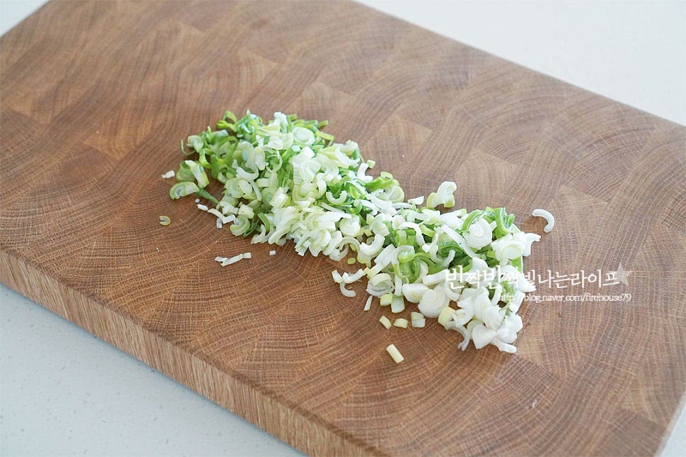 양념에 넣을 대파도 잘게 썰어줍니다. 편스토랑무생채는 마늘이 들어가지 않고 대파를 잘게 잘라 넣어 깔끔한 맛을 내어줍니다. 파가 시원하고 달큰한게 무랑 잘 어울려요.