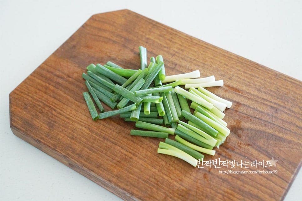 쪽파도 무생채와 길이를 맞추어 썰어줍니다, 쪽파 대신 대파도 좋아요.