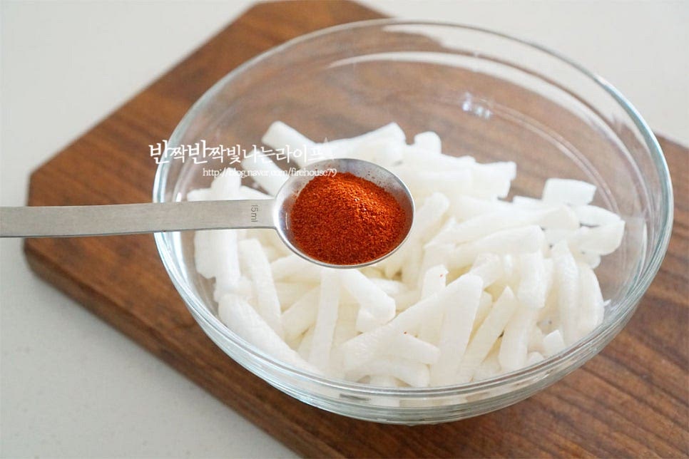 절인 무를 볼에 담은 뒤 고운 고춧가루 1 큰 술 넣어줍니다. 보쌈무김치를 만들 때는 빨간색을 곱게 입혀주기 위해 고춧가루를 먼저 넣고 버무려줍니다. 그럼 빨간색이 먹음직스럽게 물들어요. 굵은 고춧가루 1 큰 술 듬뿍 넣어요. 보쌈 무김치에 두 가지 입자를 섞어 넣어주었는데 고운 게 없다면 굵은 것만 넣어도 좋아요. 액젓 1½ 큰 술, 새우젓 1 작은 술 황설탕 1 큰 술, 매실액 1½ 큰 술 간 마늘 1 큰 술, 간 생강 1/4 작은 술 사과식초 2/3 작은 술 넣어줍니다. 약간의 식초를 넣어주어 바로 먹었을 때 감칠맛을 더해줍니다. 간이 골고루 배도록 조물조물 버무려요. 쪽파와 통깨 약간 뿌려 마무리해요. 기호에 따라 고소하게 먹고 싶다면 참기름 약간 넣어도 좋아요. 간은 입맛에 맞게 짭조름한 감칠맛과 매운맛, 단맛을 가감해 주면 되어요. 고소한 수육 고기랑 같이 먹음 오독오독 식감에 먹을수록 느껴지는 달큰하면서 매콤한 맛이 별미인데요. 밥반찬으로 먹어도 좋지만 보쌈김치로 딱 맛나요. 영상도 같이 담았어요. 꼬들꼬들하게 절인 무를 양념에 섞어 먹는 맛이 더 일품인데요. 물엿을 넣고 절여 오도독 맛이 좋고, 달큰 개운하게 양념해 주면 맛나요. 여름무가 아삭아삭한 게 맛깔나는 게 보쌈 무생채 하나면 고깃상이 더 푸짐해지는 것 같아요. 보쌈 무김치 만들기 고기에 맛있게 곁들여 드세요^^ 끄읕 !