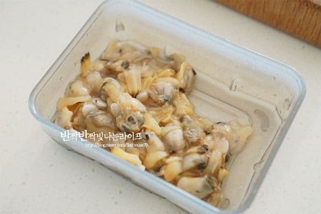 주로 새우살을 넣은 박나물 만드는 법으로 만드는데 냉동실에 소분해둔 바지락살이 있어 같이 넣었습니다. 식감이 질겨지지않게 냉동된 그대로 썰어서 준비했습니다. 홍합살과 같은 조갯살이나 새우를 넣으면 감칠맛이 좋으며 담백하고 만들고 싶다면 들깨가루만 약간 더해도 좋습니다.