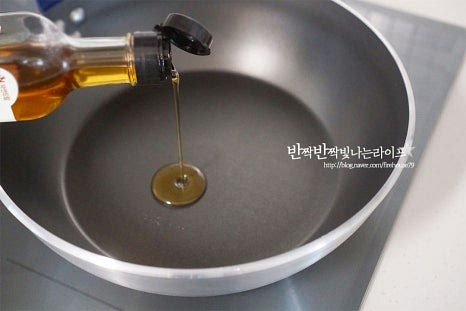 달군 팬에 참기름 1 큰 술을 두르고 박나물을 넣고 전체적으로 골고루 코팅되도록 볶아줍니다. 참기름이 어우러지면 참치액 1 큰 술을 넣어줍니다. 액젓을 넣으면 감칠맛이 더 좋아요. 국간장으로 대체 가능하며 간에 따라 양을 조절해주세요. 가볍게 어우러질 수 있도록 볶아줍니다.
