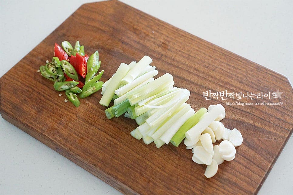 대파와 고추는 큼직하게 잘라주고, 마늘은 편으로 썰어줍니다. 오늘 알려드릴 백종원 제육볶음은 삼겹살과 대파로 맛을 내는 레시피로 대파를 넉넉하게 넣어주는 게 포인트입니다. 대파는 조금 더 넉넉하게 넣어주셔도 좋아요. 입맛에 따라 양파나 당근 등 다른 채소를 넣어주셔도 좋아요. 삼겹살은 한입에 먹기 좋게 잘라줍니다. 가위로 간편하게 잘라주었는데요. 오돌뼈 부분은 미리 잘라주면 먹기에 편해요.