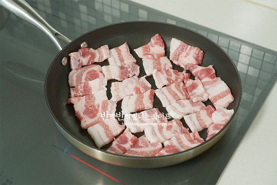 팬에 고기를 펼쳐 올려준 뒤 불을 켜줍니다. 이때 센 불로 굽는 것이 아니라 기름이 충분하게 나올 수 있도록 중약불에서 구워주어 튀겨지듯이 바삭하게 구워줍니다. 기름기가 많은 부위인 삼겹살을 튀기듯이 구워 고소한 풍미를 끌어올려 주는 과정입니다. 두껍다면 소금, 후추 약간 뿌려주시면 되고요. 노릇하게 익고 기름이 충분히 나오면 마늘을 넣고 돼지기름에 튀기듯 구워요. 마늘향이 올라오면 많은 양의 기름은 덜어내어줍니다. 약간은 있어야 맛이 나므로 적당히 남겨두고 덜어주세요. 황설탕 1½ 큰 술 넣어줍니다. 설탕을 녹여가며 볶아줍니다. 녹으면서 노릇한 색감이 나와요. 팬의 바깥쪽으로 진간장 3 큰 술 부어줍니다. 지글지글 타듯이 끓으면서 불 맛을 내어주는 것이랍니다. 대파, 고추를 넣고 고추가루도 같이 넣어줍니다. 재료가 골고루 섞일 수 있도록 물 1/3컵을 부어줍니다. 양념장이 겉돌지 않게 물을 부어 수분감 있게 볶아주는데요. 물을 부어주면 농도가 진해지면서 어우러져요. 양은 화력에 따라 가감하여 넣어주세요. 양념이 잘 스며들면 참기름 1/2 큰 술, 후춧가루 약간 넣고 마무리해 줍니다. 제육고기는 앞서 익혀주었기 때문에 채소의 식감을 살려 양념과 볶아주면 됩니다. 그릇에 담아준 뒤 통깨 솔솔 뿌려주면 완성입니다. 매콤하면서 감칠맛 나게 입맛 돋우는 맛으로 백종원 제육볶음 양념재료를 넣는 순서만 알면 맛의 풍미를 살려 만들어 드실 수 있어요. 영상도 같이 담았어요. 누구나 좋아하는 메뉴 중 하나가 제육볶음인데요. 삼겹살 부위만의 고소한 맛을 살려 고추가루 매운맛 더해 볶아내면 간단하면서 맛나요. 대파와 마늘을 넉넉하게 넣어주면 더 맛있어요. 삼겹살 제육볶음 레시피 맛있게 만들어 드세요^^ 끄읕 !