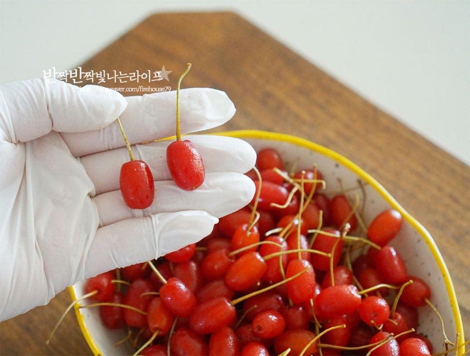 오일장에 갔다 사 온 보리수열매는 빨갛게 잘 익었어요. 효소를 만들 때 익은 것과 덜 익은 것을 섞어 만들기도 하는데 저는 익은 것으로 만들었습니다. 식초를 희석한 물에 살살 흔들어 씻어줍니다. 터지지 않도록 조심하여 세척해 주셔야 해요. 흐르는 물에 식초가 헹구어지도록 씻은 뒤 체에 밭쳐 물기를 털어줍니다. 꼭지도 제거해 주었습니다. 물기를 건조해 주거나 키친타월로 꼭 제거해 줍니다. 수분이 들어가면 곰팡이가 생길 수 있어 물기를 제거해 주는 과정도 중요합니다.