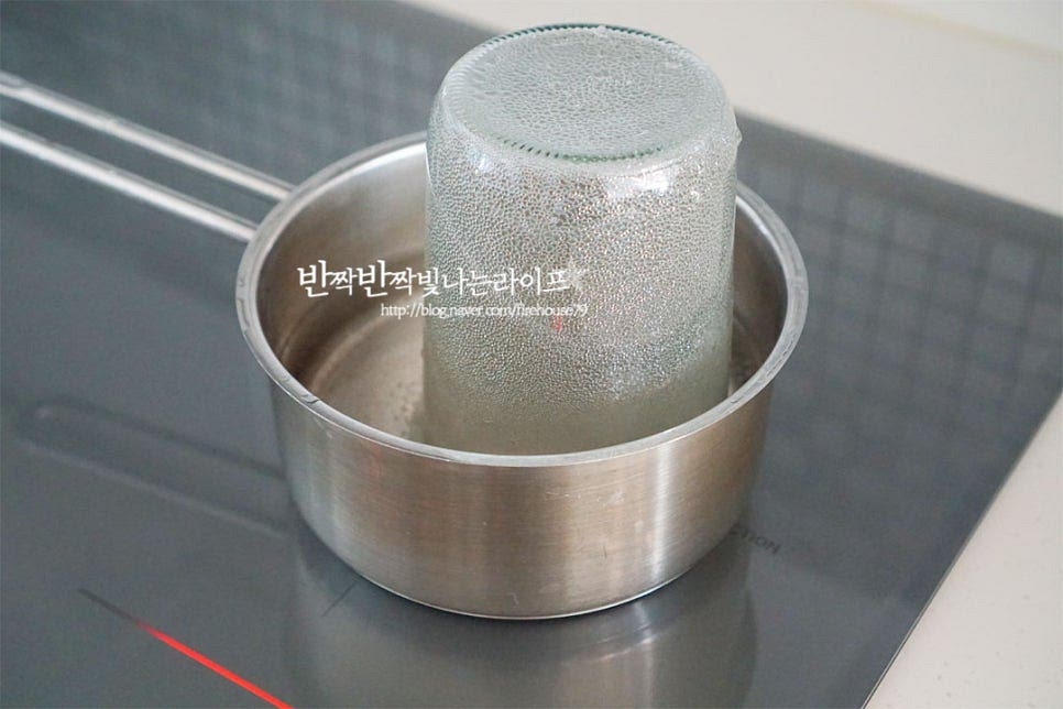 보관한 밀폐 유리병은 열탕소독해 줍니다. 장기간 보관할 것이라 소독하여 보관해 주시는 게 좋아요. 차가운 물에서부터 끓여야 유리병이 깨지지 않으며 마지막에 뒤집어 세운 뒤 끓여주시면 물기가 깔끔하게 건조되어요.