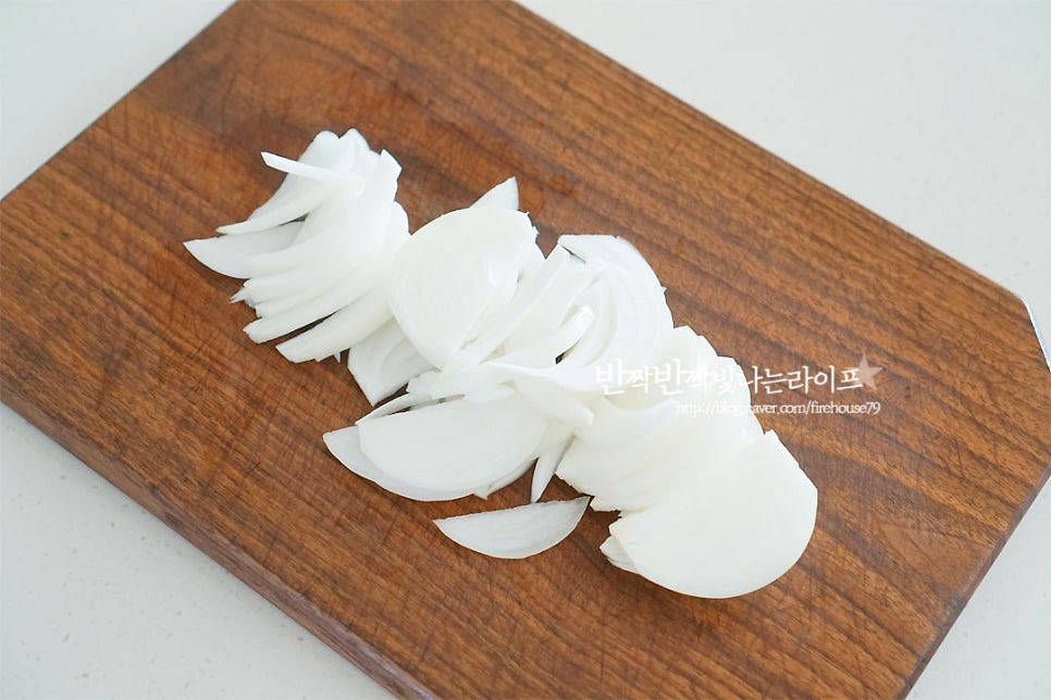 기본적인 재료로 소고기와 양파는 꼭 넣어 만들어 주시면 되고요. 카레처럼 기호에 따라 버섯이나 감자, 당근 등을 같이 넣어주셔도 좋아요. 아이가 곧잘 먹는 메뉴라 저는 야채를 곁들여 만들곤 한답니다. 개인적으로 양파랑 양송이버섯은 같이 넣어주면 좋은 것 같아요~ 양파는 채를 썰어줍니다. 양송이는 굵게 슬라이스하고, 감자는 두툼하게 채를 썰어줍니다. 재료 모양은 기호에 따라 깍둑썰기해주셔도 좋아요. 얇게 선 불고기용 소고기는 키친타월로 핏물을 제거하여 줍니다.