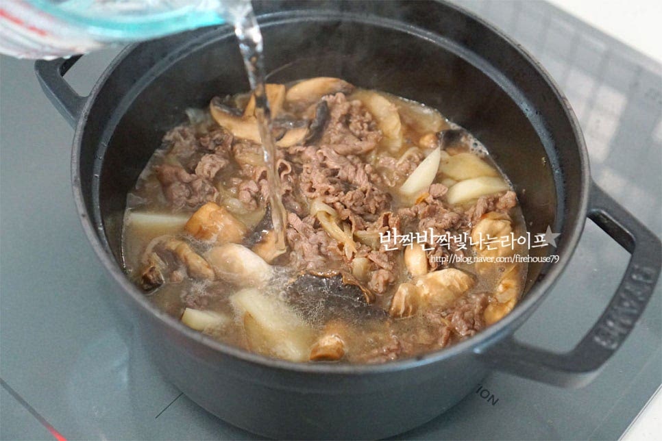 가볍게 재료를 볶다가 물 600~700ml 정도 부어줍니다. 냄비나 화력에 따라 물의 양은 가감하여 주세요. 재료가 익도록 바글바글 끓여주어요. 감자가 익으면 고체소스를 넣어줍니다. 마트에 가시면 분말과 고체가 있는데요. 취향껏 넣어주시면 됩니다. 고체 같은 경우 농도가 진한 편이라 한 번에 모두 넣지 않고 양을 조절하여 넣어주시면 좋아요. 저는 반 정도(80g) 넣어주었어요. 그리고 토마토 풍미를 더 살려주고 싶어 시판용 토마토소스 1 큰 술 넣어주었어요. 토마토소스는 취향에 따라 생략 가능합니다. 가루가 풀리면서 어우러지고 농도가 걸쭉해지면 완성입니다. 앞서 말한 대로 카레를 만드는 것만큼이나 누구나 쉽게 만들어 즐길 수 있어요. 달걀을 같이 곁들이면 더 맛이 좋아 고소한 달걀을 구워 밥과 같이 담은 뒤 가장자리로 담아주었어요. 달걀은 저와 같이 오므라이스처럼 덮어주셔도 좋고 달걀 프라이, 스크램블 모두 좋아요. 영상도 같이 담았어요. 부드럽고 고소한 풍미에 산뜻함도 같이 담겨있어 밥과 슥슥 비벼 먹음 별미에요. 소고기를 듬뿍 넣어주었더니 더 맛이 좋았답니다~ 일본가정식 하이라이스 든든한 한 끼 준비해 보세요^^ 끄읕 !