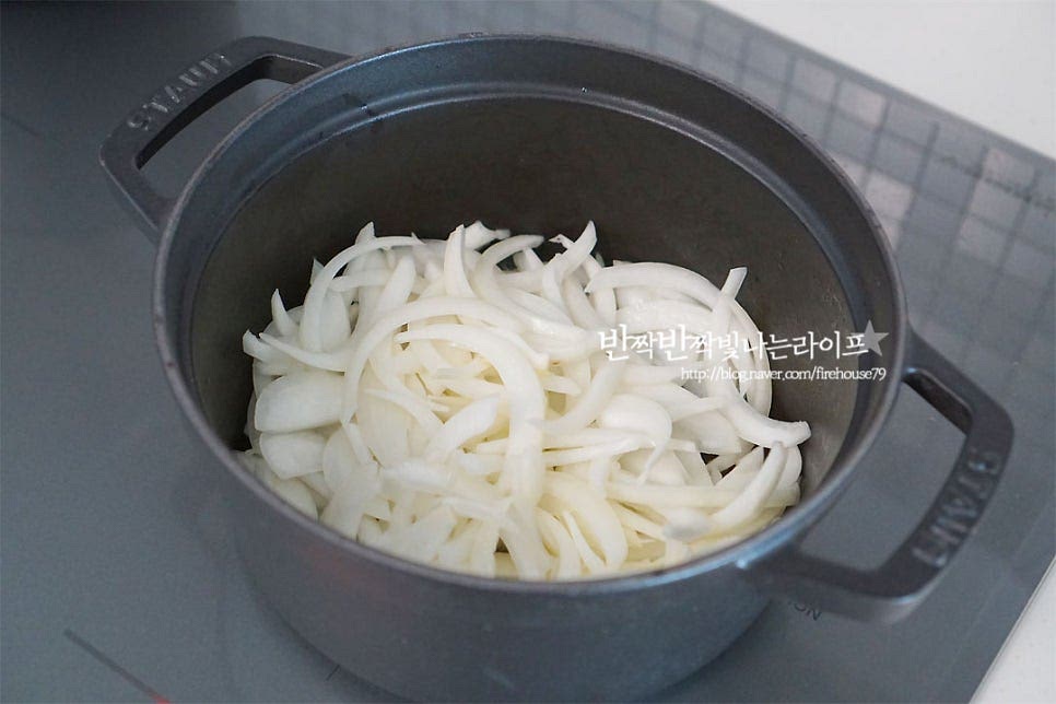 냄비에 버터 1 큰 술을 녹인 뒤 채 썬 양파를 먼저 볶아줍니다. 양파의 매운맛이 익으면서 달큼하게 되어 풍미가 깊어요. 타지 않게 중약불에서 갈색빛이 돌 정도로 볶아줍니다. 양파가 갈색빛이 돌면 소고기를 넣고 같이 볶아줍니다. 절반 정도 익혀주시면 되어요. 양송이버섯과 감자도 넣고 어우러지도록 가볍게 볶아줍니다. 재료가 어우러지는 풍미만으로도 정말 맛깔나답니다~