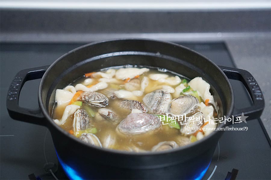 반죽을 떼어넣고 끓기 시작하면 해감해둔 바지락을 넣어줍니다. 이 때 다진마늘도 반스푼 정도 넣고 보글보글 끓여줍니다.