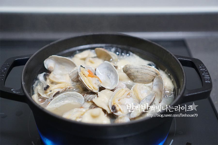 조개들이 입을 벌리면 다 익은거라 반죽이 익었는지 한번 확인하고 마지막으로 간을 맞추어주면 되어요. 저는 처음 국간장으로 간을 하고 다진마늘을 넣고, 재료에서 나오는 것으로 충분히 간이 되어서 따로 소금, 후추를 추가하지는 않았어요. 바지락 수제비는 그릇에 담아 쪽파와 홍고추를 올려주면 완성입니다. 한창 제철 재료를 넣어서 그런지 국물이 담백하고 시원한게 자꾸만 손이가는 맛이에요. 조개살이 탱글탱글 쫄깃하게 익어서 먹는 식감도 있고 살이 꽉 차있어서 먹는 즐거움도 있었어요. 역시 음식은 제철 식재료로 만들어야 더 깊은 맛이 나는 것 같아요. 비가 내리는 날은 늘 부침개가 일등이었는데 공기도 약간 쌀쌀한게 따뜻한 국물 요리를 만드니 속도 시원하고 든든해요. 면을 먹는 것과는 다른 쫄깃한 반죽 역시 오랜만에 먹으니 맛이 좋았어요. 바지락 수제비 만드는법은 손이 많이 갈 것 같다고 생각했는데 해감만 간단하게 해서 손질하고 육수에 끓여주면 되니 의외로 간단한 것 같아요. 수제비 반죽은 해본적이 거의 없어 실패하면 어쩌려나 싶었는데 쫄깃하면서 부드럽게 잘 된 것 같아요. 시판용 반죽이 잘 나온다고해도 이렇게 손반죽을 해먹는게 훨씬 맛있는 것 같아요. 반죽에 감자를 갈아 넣어도 맛이 좋은데 그건 다음에 도전해봐야겠어요. 진하게 우린 멸치 육수에 조개에서 나오는 감칠맛이 더해지니 국물이 깊고 깔끔해요. 확실히 진하고 맛이 좋아요. 반이씨가 부지런히 반죽한 수제비는 부드럽고 쫄깃한게 국물 간도 잘 베였어요. 결혼 전에는 친정엄마께서 한번씩 만들어주셨는데 결혼 하고는 왠지 반죽이 꺼려져서 사먹곤 했었거든요. 이번에 만들어보고는 한번씩 만들어 먹는 것도 괜찮다는 생각이 들었어요. 수제비 만드는법 영상은 간단하게 담아보았어요. 요즘 많이하는 모먼트로 같이 기록해봅니다. 바지락 수제비 만드는법 정리해보면 먼저 바지락을 해감하고, 밀가루 반죽을 만든 뒤 육수에 보글보글 끓여주면 되어요. 생각보다 간단하답니다. 쫄깃한 반죽도 반죽이었지만 일단 조개가 들어가니 국물이 끝내줘요 ^ㅁ^ 봄비 내리는 날 딱 어울리는 메뉴였어요. 끄읕 ! 대표적인 바지락요리인 바지락술찜과 이를 이용한 파스타 레시피는 아래참고하세요♡