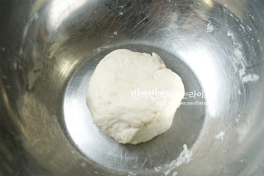 볼에 밀가루를 넣고 식용유 1/3 스푼과 물, 소금 조금을 넣고 반죽을 치대어 줍니다. 친정 엄마가 반죽을 만들 때 식용유를 조금 넣어 만드시곤 하시는데 그럼 반죽이 쫄깃하다고 해요. 반죽은 부지런히 치댄 후 비닐팩에 담아 묶은 뒤 냉장고에 30분정도 숙성시켜주었어요. 숙성시키는 시간이 있기 때문에 해감과 같이 처음에 해두는게 좋아요.
