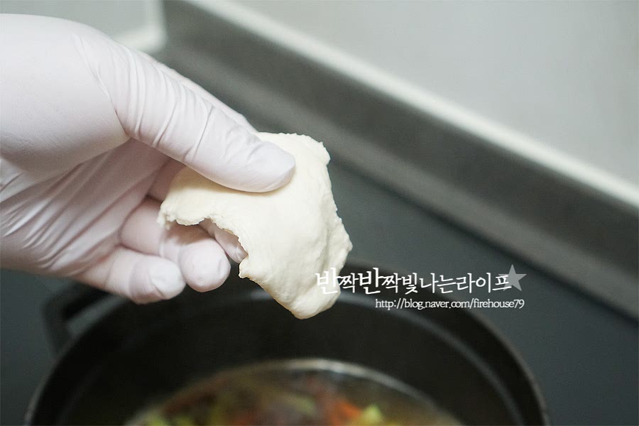 냉장고에 넣어두었던 반죽을 꺼내어 얇게 먹기 좋은 크기로 떼어 넣어줍니다. 바지락 수제비를 만들 때 왕바지락을 넣었는데 살이 탱글한만큼 오래 끓이면 질겨져서 반죽을 넣은 다음 넣어주었어요. 오랜만에 불 앞에서서 신랑과 다정하게 반죽을 넣었는데 반이씨가 넣은 건 왜 이렇게 두꺼운지 ;; 투닥투닥하며 반죽을 떼어넣었어요. 바지락 수제비 만드는법은 육수에 반죽과 재료를 넣고 끓이기만하면 되어서 아이랑 함께 만들어보기에도 좋은 것 같아요. 꼬맹이는 아직 반죽을 넣는건 위험핳 것 같아서 밀가루 반죽을 할 때 같이 했는데 엄청 좋더라구요.