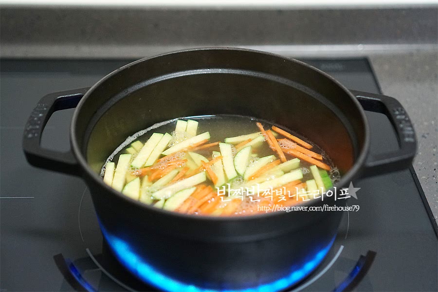 냄비에 멸치육수를 넣고 끓으면 썰어둔 애호박과 당근을 넣어줍니다. 저는 일주일 먹을 육수를 늘 미리 내어두곤해요. 다시마, 멸치, 말린표고, 무, 양파, 대파 황태머리, 디포리, 멸치를 넣고 진하게 우려두면 요리에 활용하기 편해요. 육수내는 법은 아래 포스팅을 참고해주세요 ↓↓ 야채와 함께 국간장 한스푼도 넣어줍니다. 미리 넣어서 끓이다가 마지막에 기호에 맞게 간을 최종으로 맞추어주면 되어요.