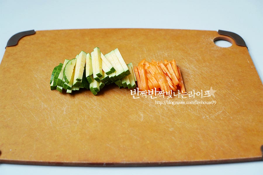 애호박, 당근을 채썰어서 준비하고, 쪽파와 홍고추도 쏭쏭 썰어줍니다. 야채 같은 경우 생략해도 되고 기본적인 대파를 넣어도 좋아요. 칼칼한 국물을 좋아한다면 청양고추를 썰어 넣어도 맛나요.