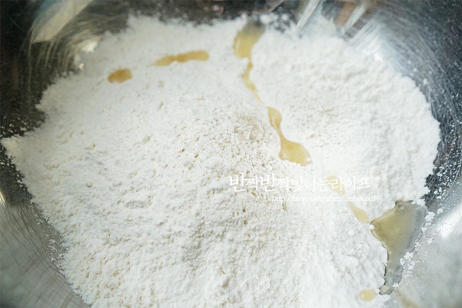 볼에 밀가루를 넣고 식용유 1/3 스푼과 물, 소금 조금을 넣고 반죽을 치대어 줍니다. 친정 엄마가 반죽을 만들 때 식용유를 조금 넣어 만드시곤 하시는데 그럼 반죽이 쫄깃하다고 해요. 반죽은 부지런히 치댄 후 비닐팩에 담아 묶은 뒤 냉장고에 30분정도 숙성시켜주었어요. 숙성시키는 시간이 있기 때문에 해감과 같이 처음에 해두는게 좋아요.