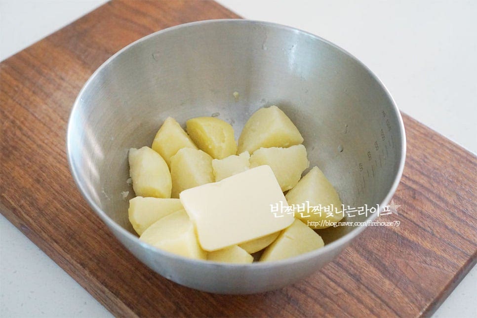 넉넉한 크기의 볼에 삶은감자를 넣고 버터 1 큰 술과 함께 으깨어줍니다. 뜨거울 때 버터를 넣고 으깨면 풍미도 좋으며 파근하게 잘 으깨어져요. 매셔로 부드럽게 으깨어주세요. 매셔가 없다면 국자로 눌러주세요. 삶은 계란은 껍질을 벗겨 흰자와 노른자를 분리해 주었어요. 흰자는 감자와 같이 으깨어 줍니다. 매셔를 활용하면 흰자를 따로 다질 필요 없이 간편하게 으깰 수 있습니다. 따로 분리해두었던 노른자는 체에 곱게 내려주었습니다. 감자계란샐러드를 만들 때 저와 같이 따로 만들기도 하고 취향에 따라 노른자도 함께 으깨어주셔도 좋아요. 이 부분은 선택사항입니다^^