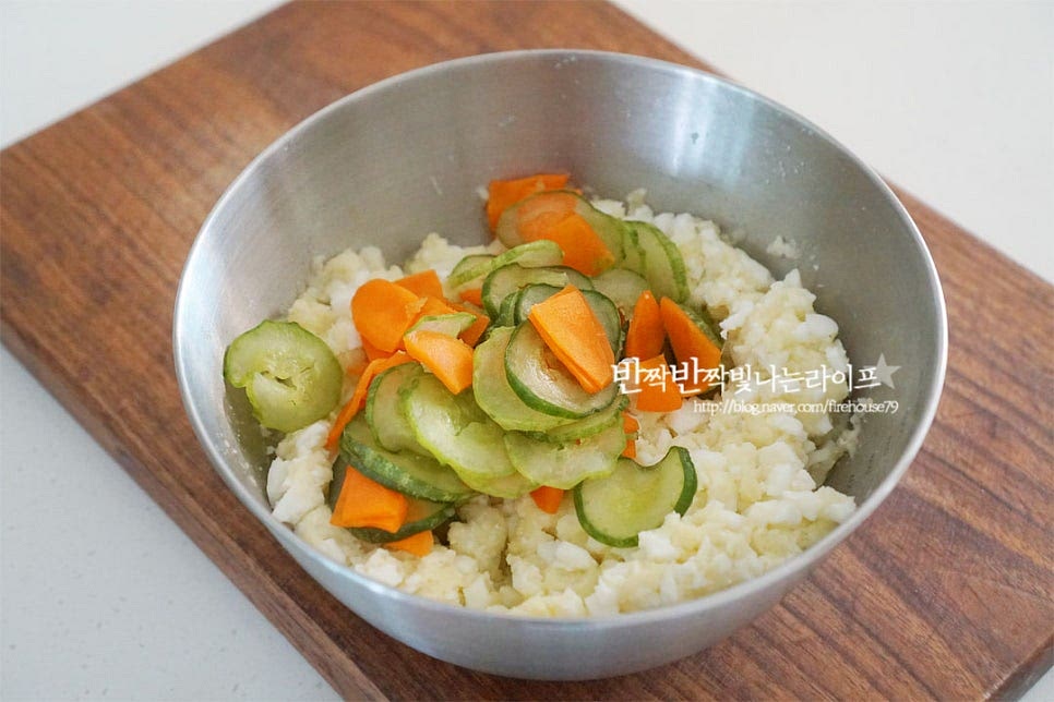 으깬 재료에 절인 오이와 당근을 넣어주어요. 마요네즈 4 큰 술, 올리고당 1 큰 술 허니 머스터드 1/2 큰 술, 소금과 후추 약간 넣어줍니다. 간을 보고 꿀이나 설탕을 추가하여 단맛은 가감하여 주세요. 부드럽게 잘 섞어 완성해 주세요. 마요네즈 칼로리가 부담스럽다면 그릭요거트를 함께 넣어 부감을 줄이셔도 좋아요. 버무린 감자사라다를 그릇에 담고 그 위로 노른자를 올려 먹음직스럽게 해주었어요. 영상도 같이 담았어요. 부드럽고 고소한 으깬감자에 계란과 오이, 당근, 마요네즈 소스를 버무리면 간단하고 맛있게 완성이에요. 이 맛은 누구나 좋아하는 자꾸만 먹게 되는 맛이기도 하죠~ 감자샐러드 만들기 맛있게 만들어 드세요^^ 끄읕 !